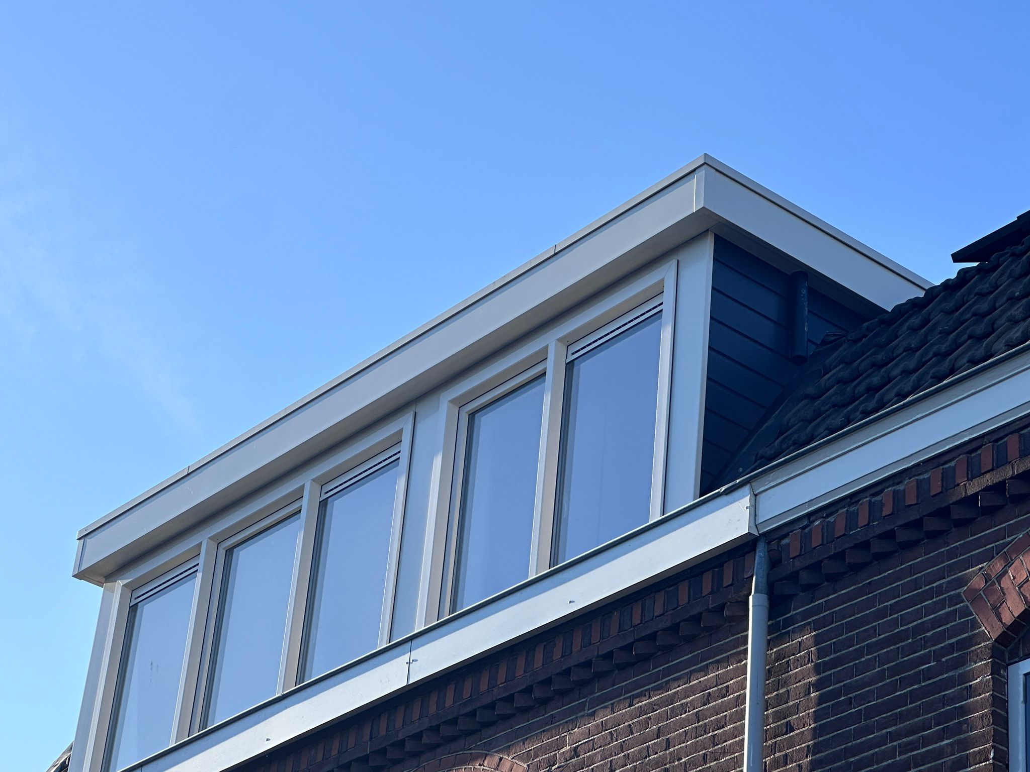 Afgewerkte dakkapel met nieuwe boeidelen en kozijnen